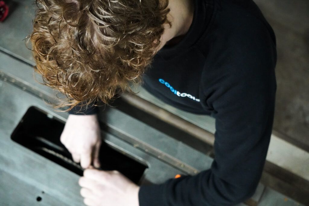 Monteur van Cooltools sleutelt aan een machine in de werkplaats