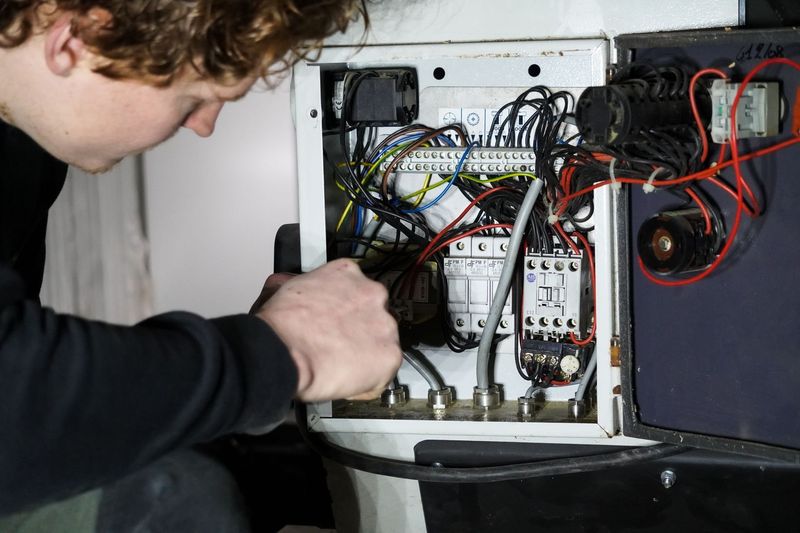 Monteur van Cooltools aan de schakelkast van een machine