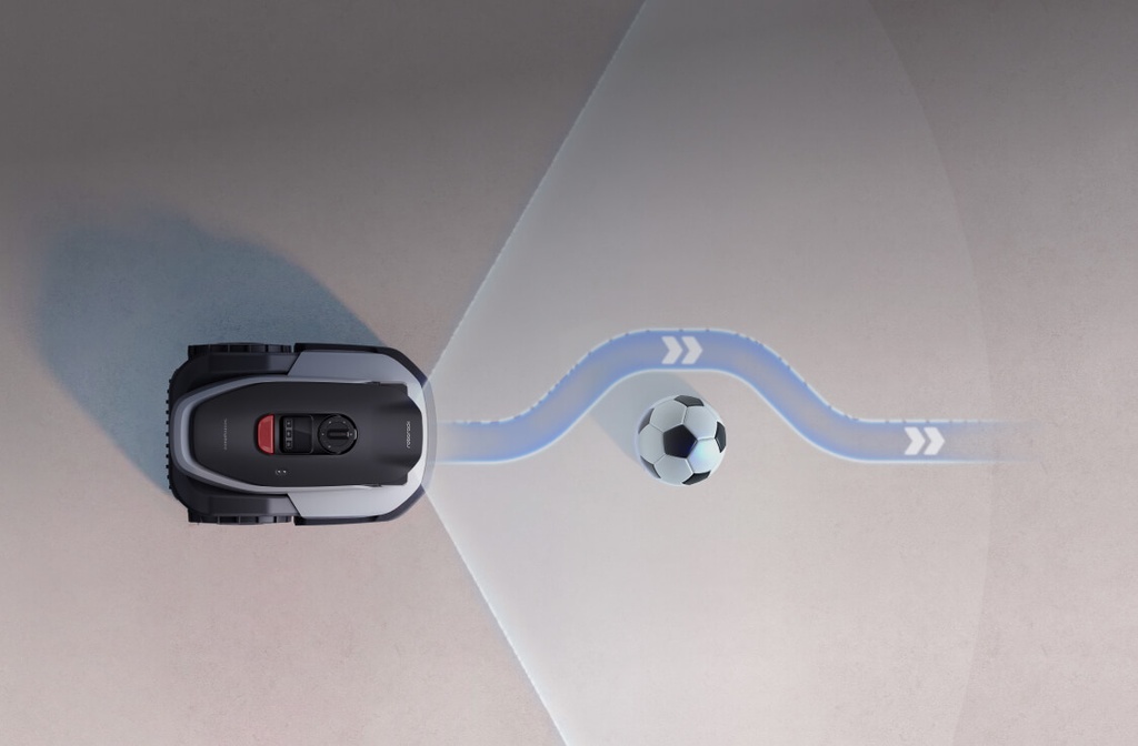 Roborock robotmaaier rijdt om een bal heen
