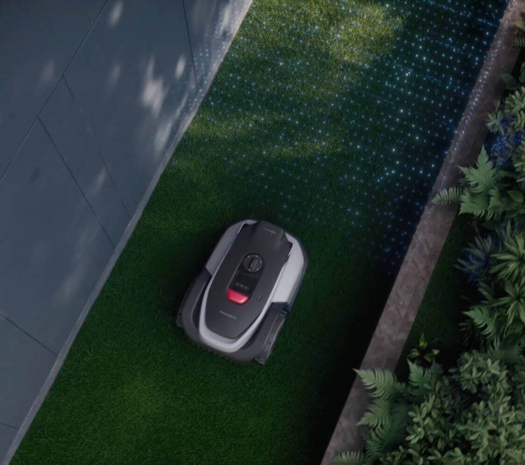 Roborock robotmaaier langs een border, van boven